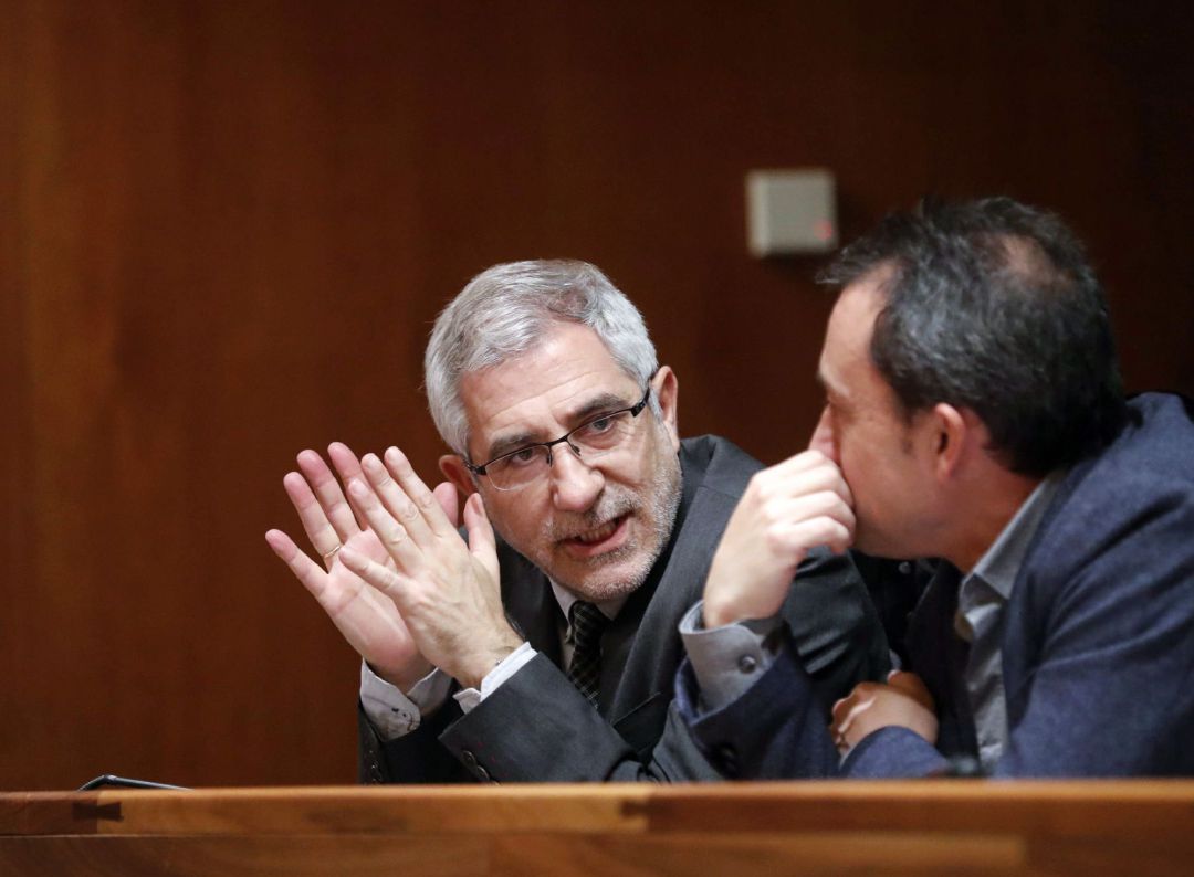 Gaspar Llamazares (i), conversa con el diputado de la coalición Ovidio Zapico (d) Gaspar Llamazares (i), conversa con el diputado de la coalición Ovidio Zapico (d)
