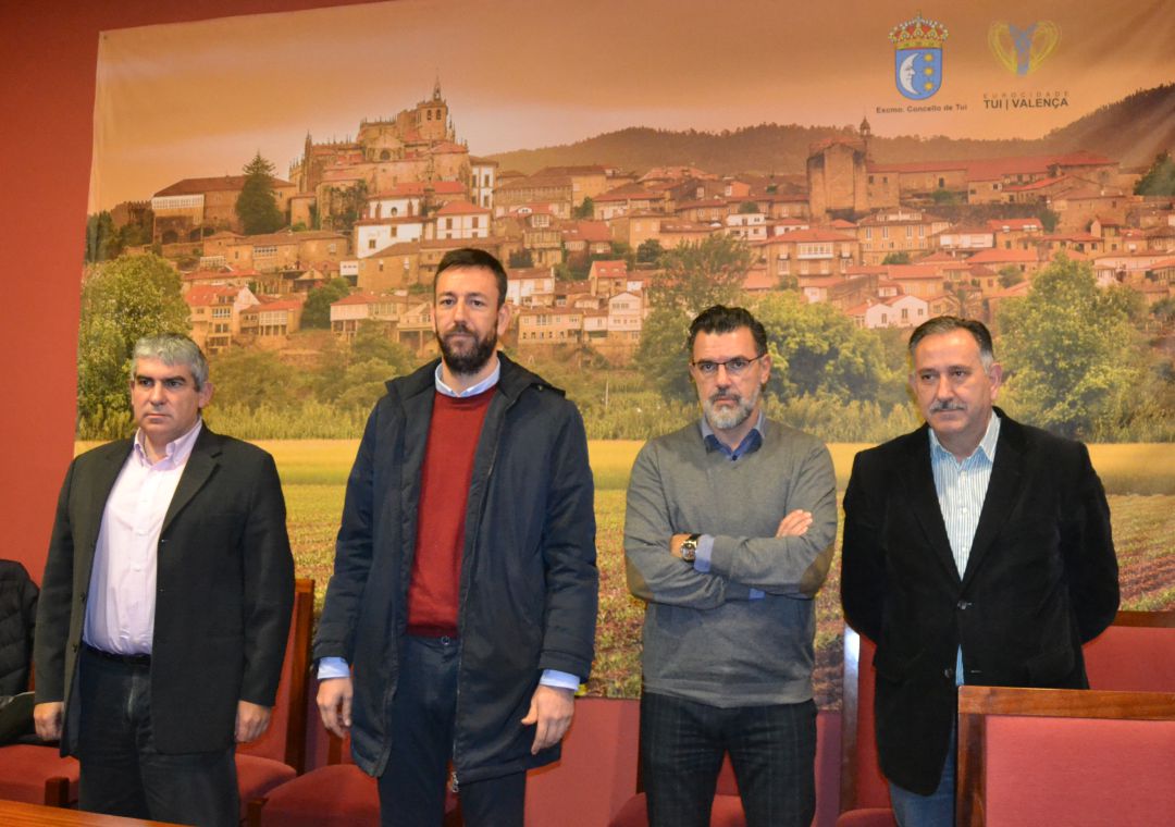 El alcalde de Tui, Carlos Vázquez Padín (segundo por la izquierda), presentando el proyecto de desescombro de Paramos. El alcalde de Tui, Carlos Vázquez Padín (segundo por la izquierda), presentando el proyecto de desescombro de Paramos.