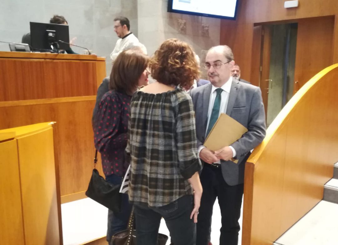 Javier Lambán, hablando con Carmen Martínez (CHA) y Patricia Luquin (IU), antes del inicio de la sesión en las Cortes de Aragón Javier Lambán, hablando con Carmen Martínez (CHA) y Patricia Luquin (IU), antes del inicio de la sesión en las Cortes de Aragón