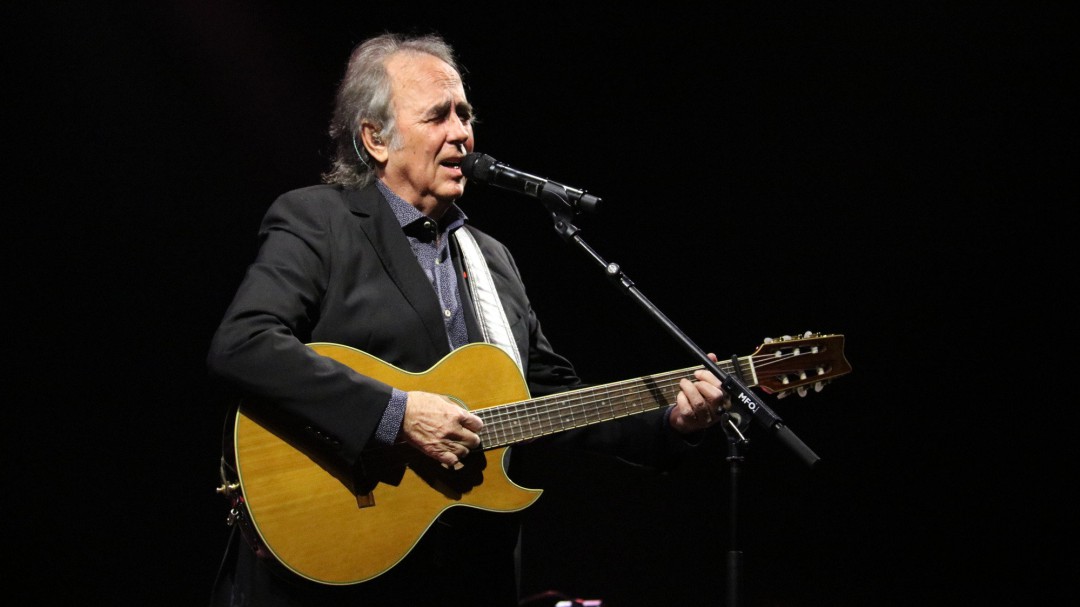 Serrat interrumpe su concierto para contestar a un espectador que le exigía cantar en catalán