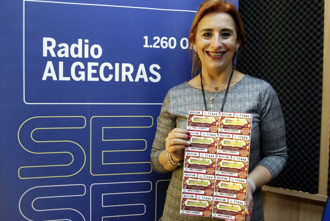 La directora de la ONCE, Concha de la Fuente, aporta a la Campaña navidad con Amor 20 cupones del número 77446 La directora de la ONCE, Concha de la Fuente, aporta a la Campaña navidad con Amor 20 cupones del número 77446