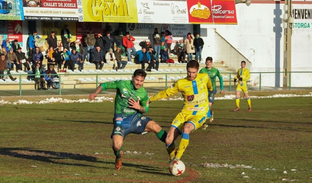 Piña se hace con el esférico durante un lance del encuentro de la pasada temporada. Piña se hace con el esférico durante un lance del encuentro de la pasada temporada.
