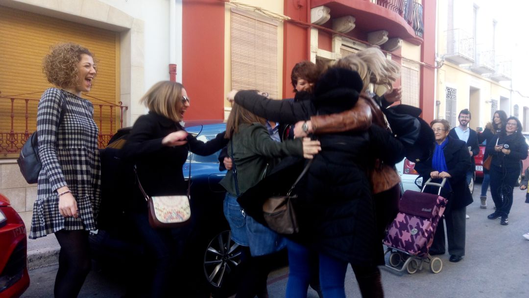 Cuadrilla de amigas agraciadas con el segundo premio de la Lotería de Navidad. Cuadrilla de amigas agraciadas con el segundo premio de la Lotería de Navidad.