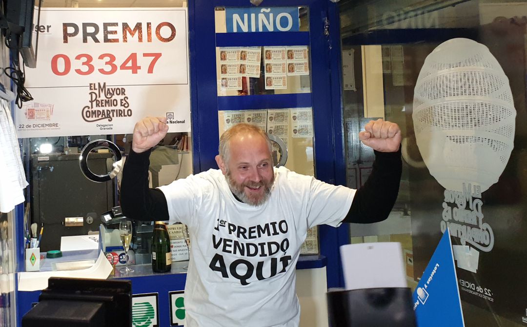 El responsable de la administración 7 de Granada celebra la venta de una serie de El Gordo de la Lotería de Navidad de 2018 El responsable de la administración 7 de Granada celebra la venta de una serie de El Gordo de la Lotería de Navidad de 2018