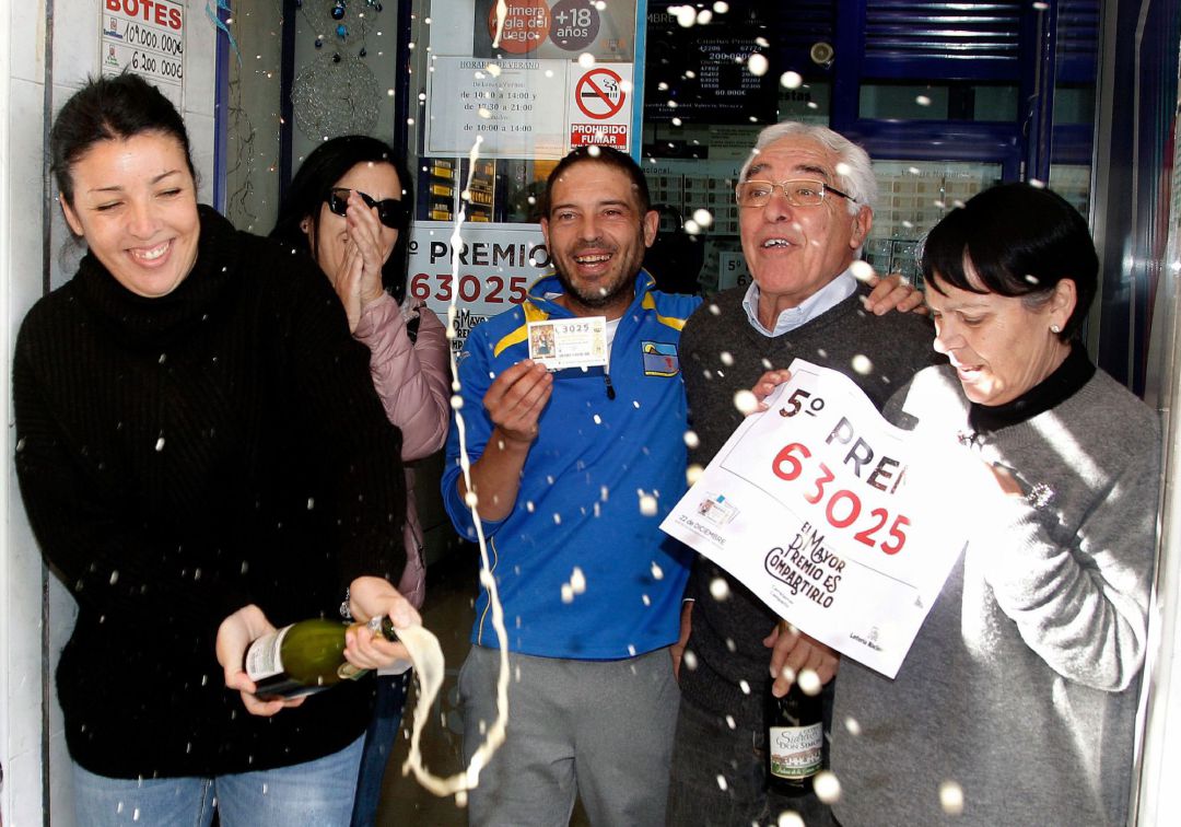 La administración de lotería número 2 de El Campello (Alicante), ubicada a escasos metros de la playa, ha vendido 170 series del número 63.025, agraciado con uno de los quintos premios en el sorteo extraordinario de Navidad. La administración de lotería número 2 de El Campello (Alicante), ubicada a escasos metros de la playa, ha vendido 170 series del número 63.025, agraciado con uno de los quintos premios en el sorteo extraordinario de Navidad.