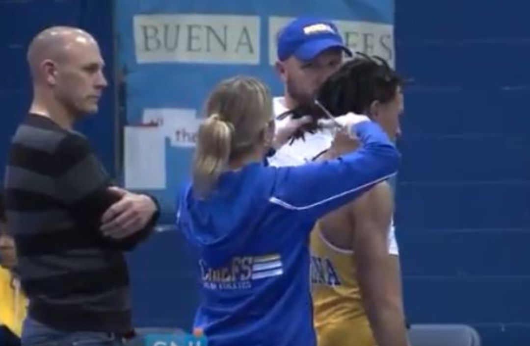 Obligan a un luchador a cortarse las rastas para seguir compitiendo Obligan a un luchador a cortarse las rastas para seguir compitiendo