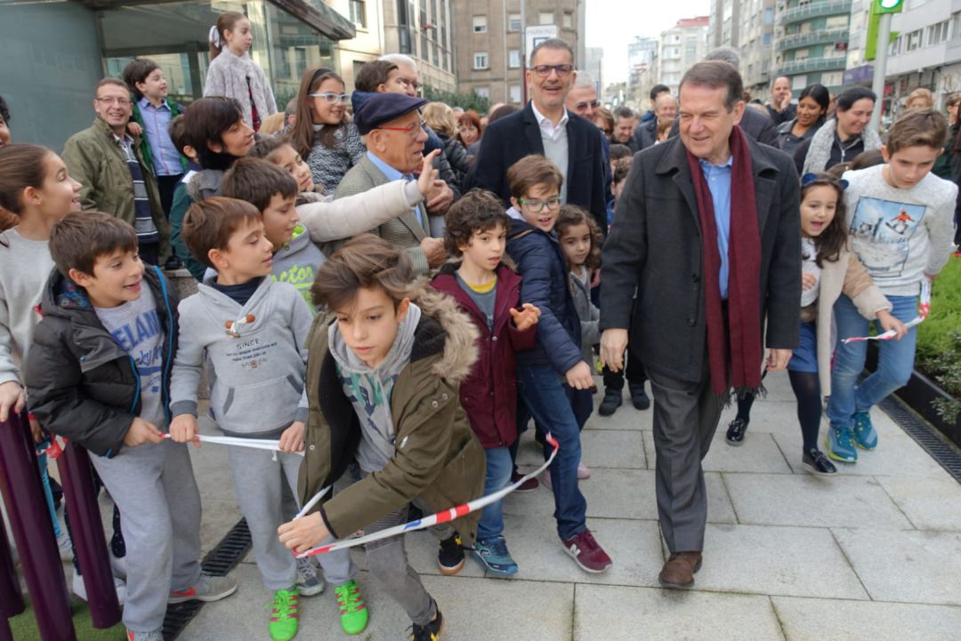 El alcalde con los niños que esperaba estrenar el parque de Venezuela El alcalde con los niños que esperaba estrenar el parque de Venezuela