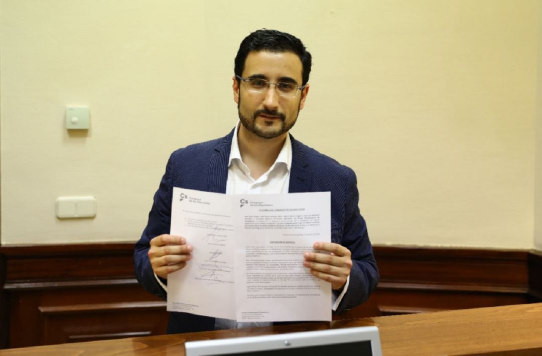 José Cano posa con la PNL antes de ser presentada en el Congreso José Cano posa con la PNL antes de ser presentada en el Congreso