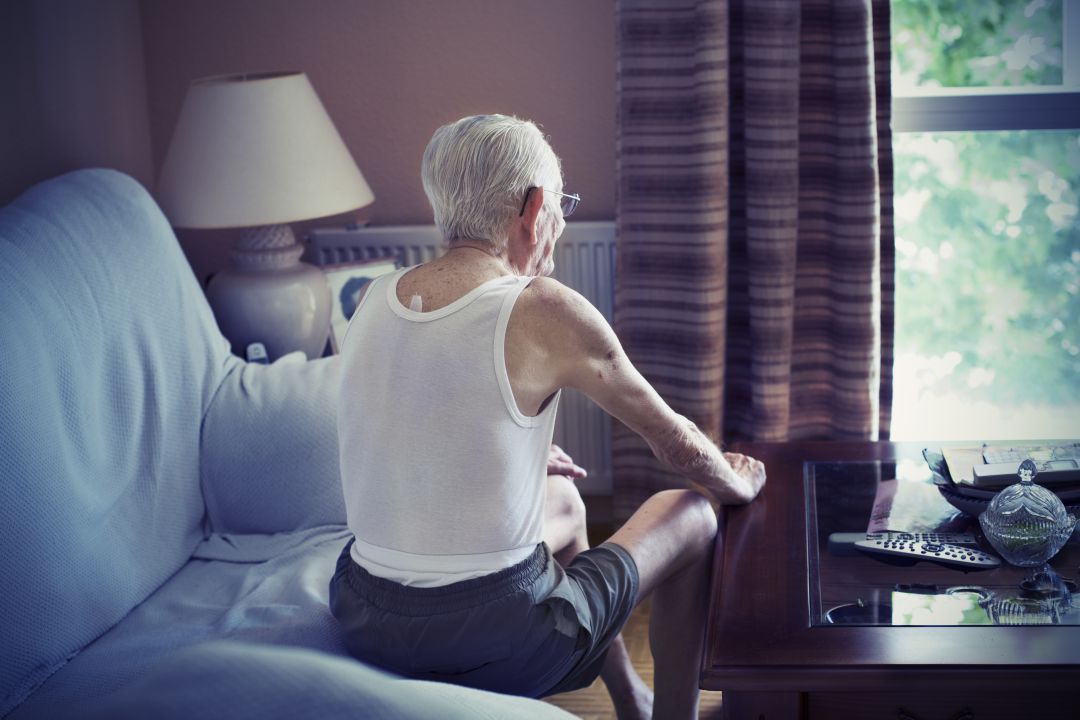Un anciano en su vivienda Un anciano en su vivienda
