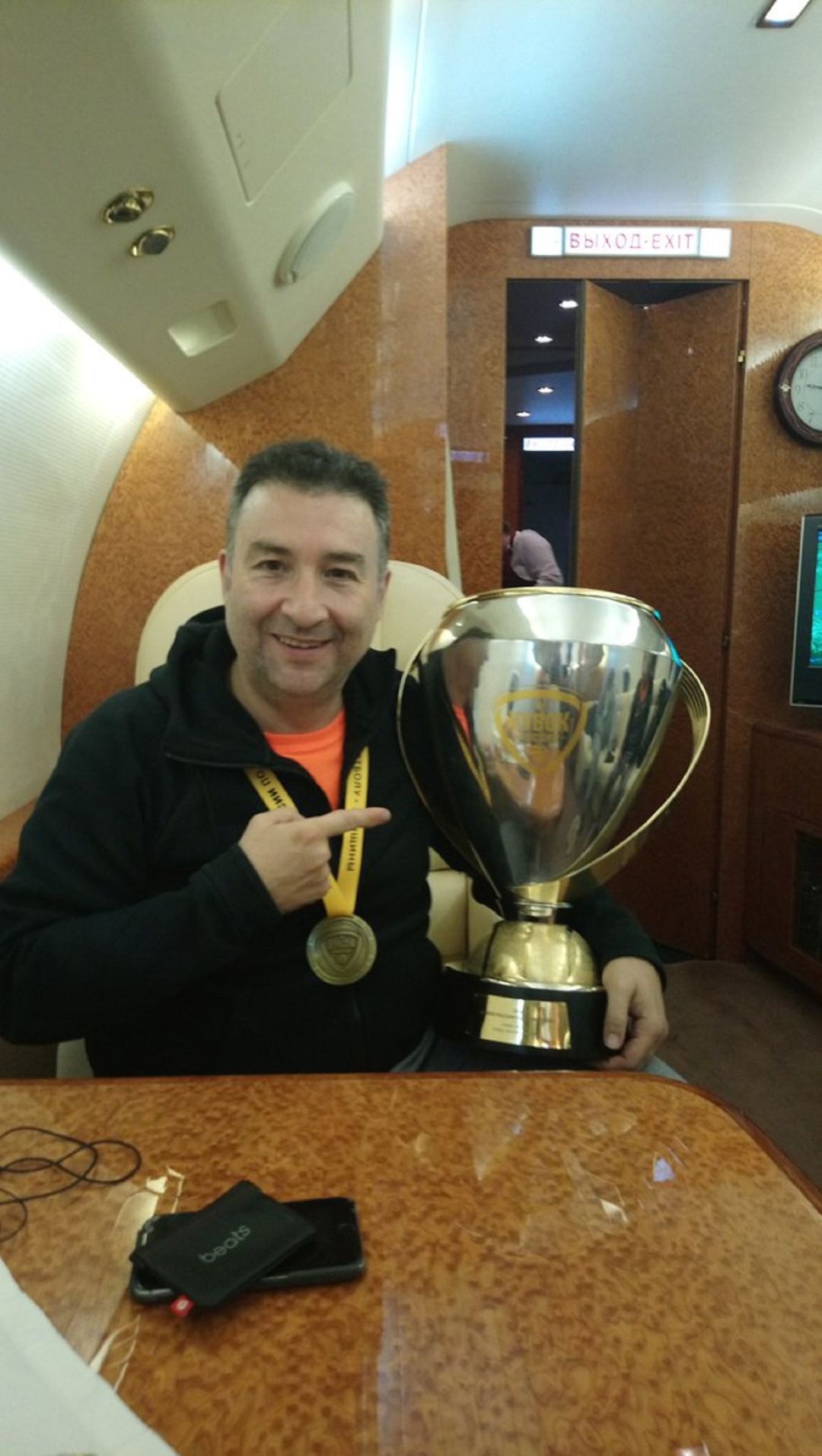 Miguel Méndez posando con la Copa de Rusia Miguel Méndez posando con la Copa de Rusia
