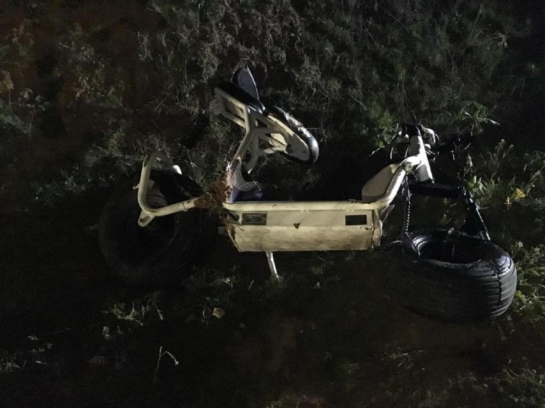 La moto eléctrica siniestrada, en el lugar del accidente. La moto eléctrica siniestrada, en el lugar del accidente.