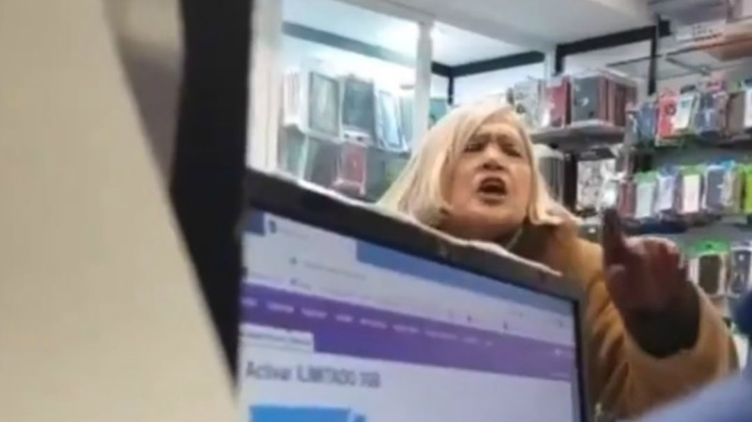 La mujer que ha proferido los insultos, en una farmacia de Madrid. La mujer que ha proferido los insultos, en una farmacia de Madrid.