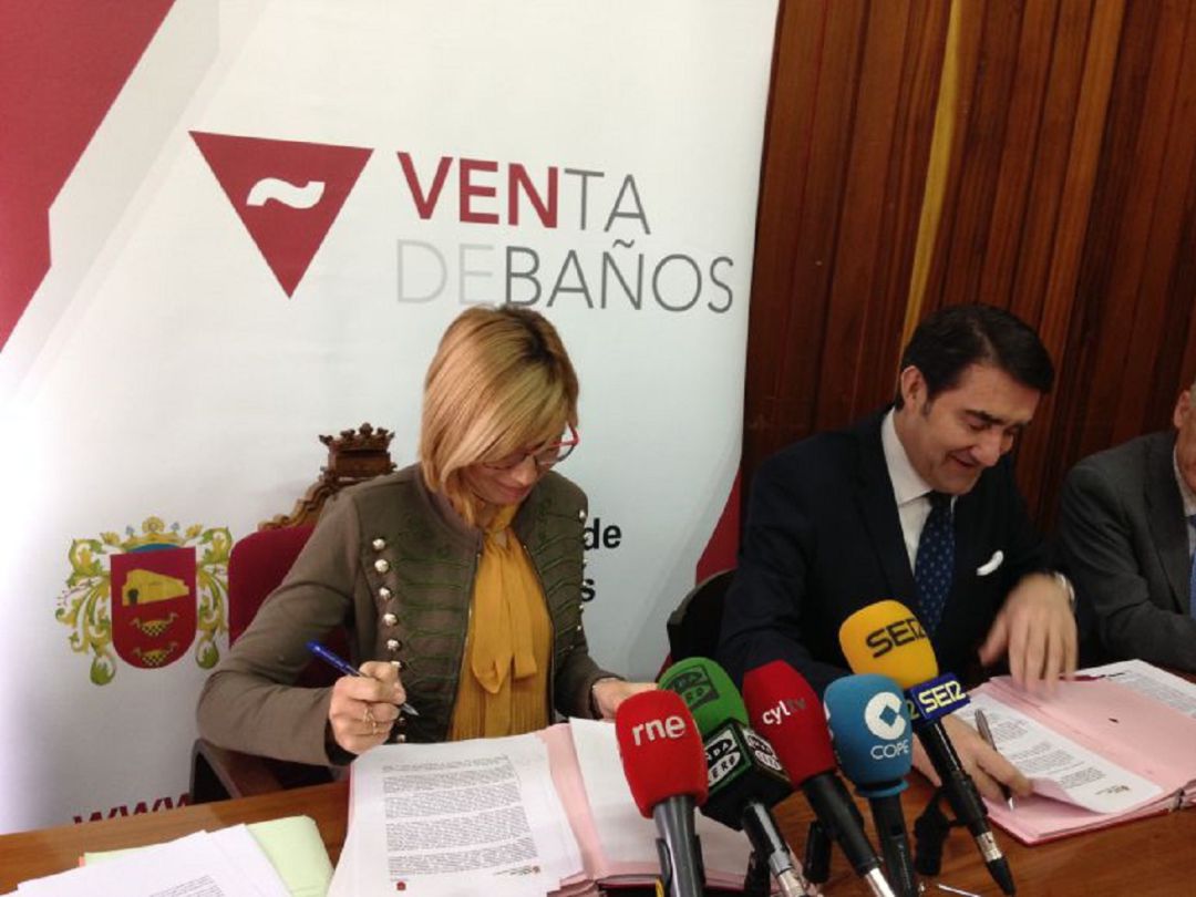 Rosa Juanes, Alcaldesa de Venta de Baños (Palencia) junto al consejero de Fomento de la Junta Rosa Juanes, Alcaldesa de Venta de Baños (Palencia) junto al consejero de Fomento de la Junta