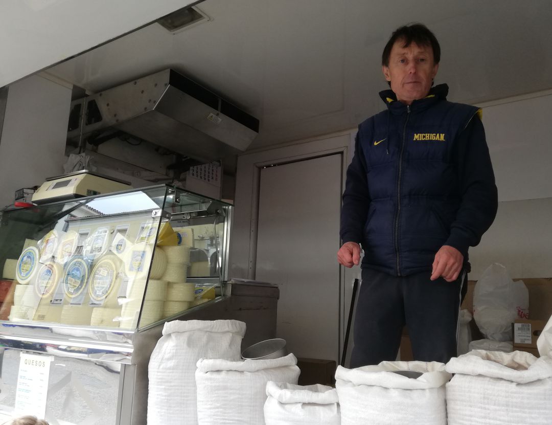 Alberto Velasco en su puesto del mercado de los sábados en Segovia Alberto Velasco en su puesto del mercado de los sábados en Segovia