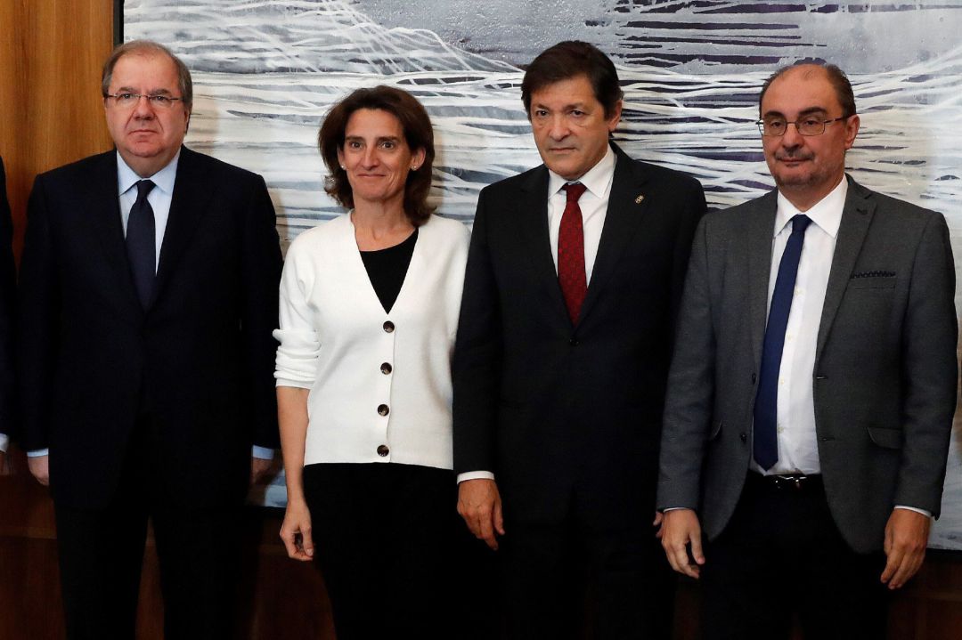 La ministra para la Transición Ecológica, Teresa Ribera,2ºd., posa con los con los presidentes de Castilla y León, Juan Vicente Herrera de Asturias, Javier Fernández y de Aragón, Francisco Javier Lambán ,i-d., tras la reunión hoy en la sede del ministerio para tratar la situación de las zonas afectadas por el cierre de centrales y minas de carbón La ministra para la Transición Ecológica, Teresa Ribera,2ºd., posa con los con los presidentes de Castilla y León, Juan Vicente Herrera de Asturias, Javier Fernández y de Aragón, Francisco Javier Lambán ,i-d., tras la reunión hoy en la sede del ministerio para tratar la situación de las zonas afectadas por el cierre de centrales y minas de carbón