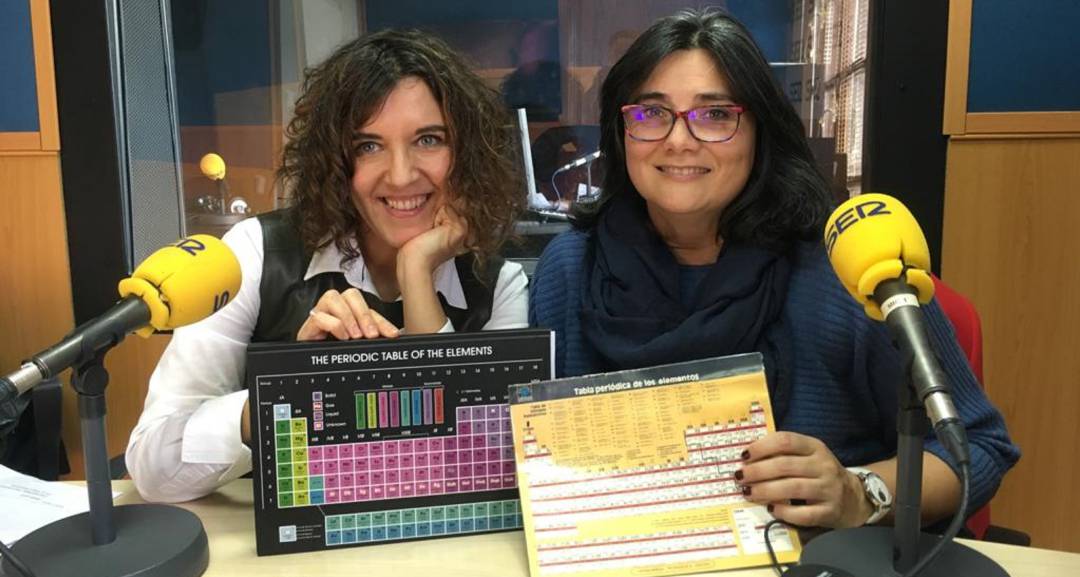 Arantxa Castaño y María José Ruiz con la tabla periódica Arantxa Castaño y María José Ruiz con la tabla periódica