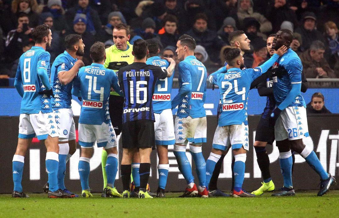 Los jugadores de Inter y Nápoles, durante el partido en el que se registraron disturbios aficionados en la previa. Los jugadores de Inter y Nápoles, durante el partido en el que se registraron disturbios aficionados en la previa.
