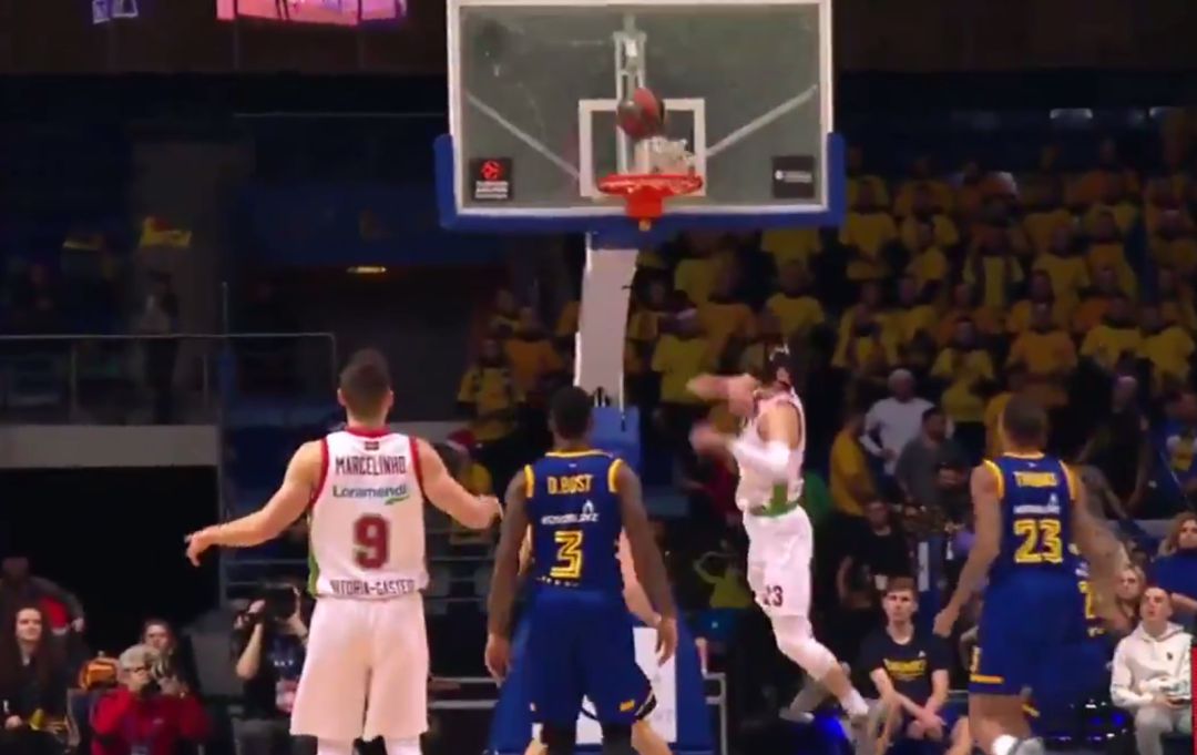Shengelia rompiendo una de las canastas del pabellón ruso del Khimki Shengelia rompiendo una de las canastas del pabellón ruso del Khimki