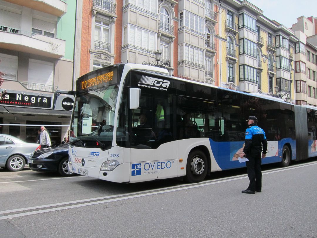 Un autobús de TUA circula por la avenida de Galicia en presencia de un agente de la Policía Local. Un autobús de TUA circula por la avenida de Galicia en presencia de un agente de la Policía Local.