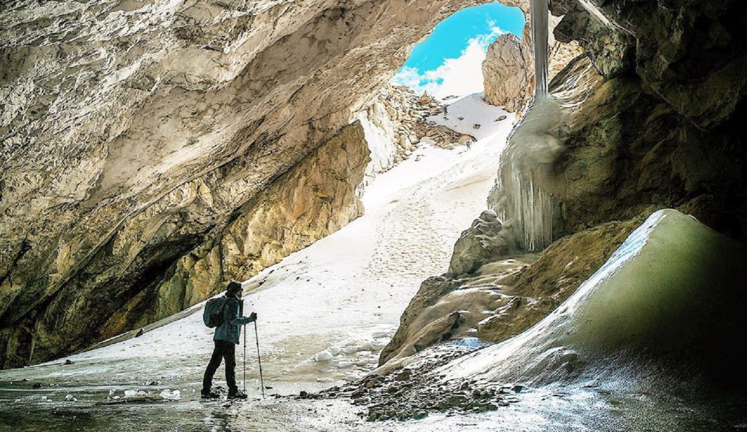 Onofre Alonso en la la cueva de hielo de Peña Castil, en Cabrales Onofre Alonso en la la cueva de hielo de Peña Castil, en Cabrales