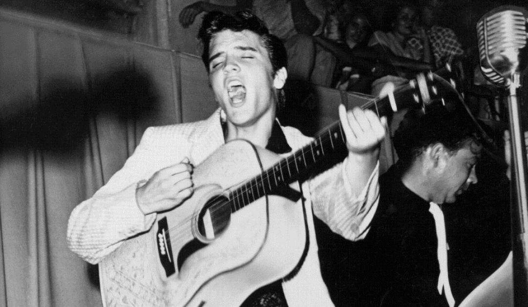 Elvis cantando durante una actuación en julio de 1955. Elvis cantando durante una actuación en julio de 1955.