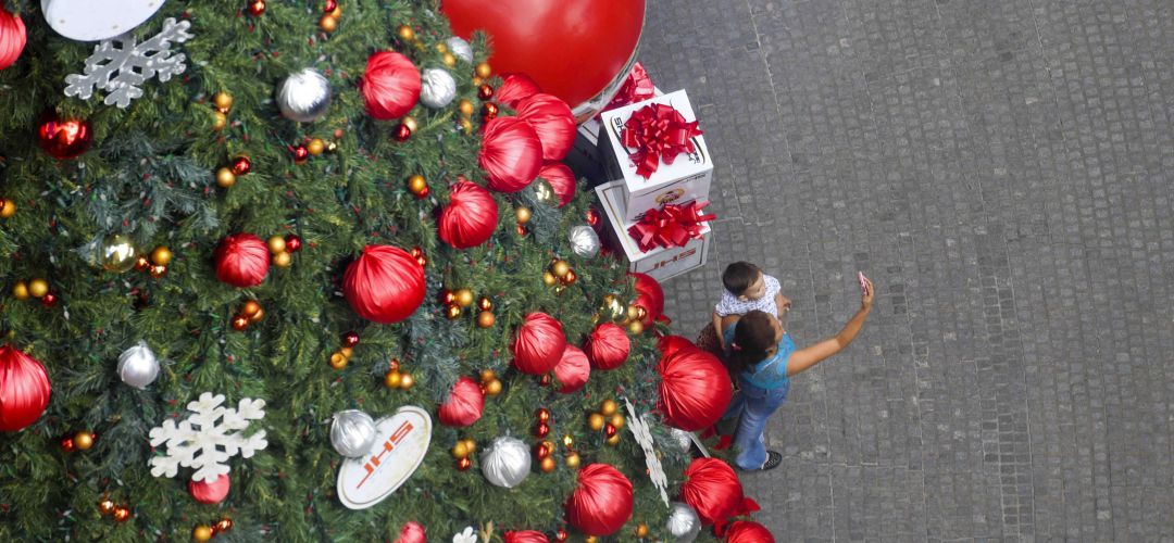 Fotos y regalos bajo el árbol de Navidad Fotos y regalos bajo el árbol de Navidad