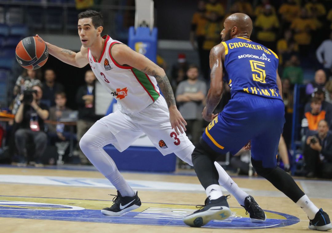 Luca Vildoza conduce el balón ante la defensa de Tony Crocker. Luca Vildoza conduce el balón ante la defensa de Tony Crocker.