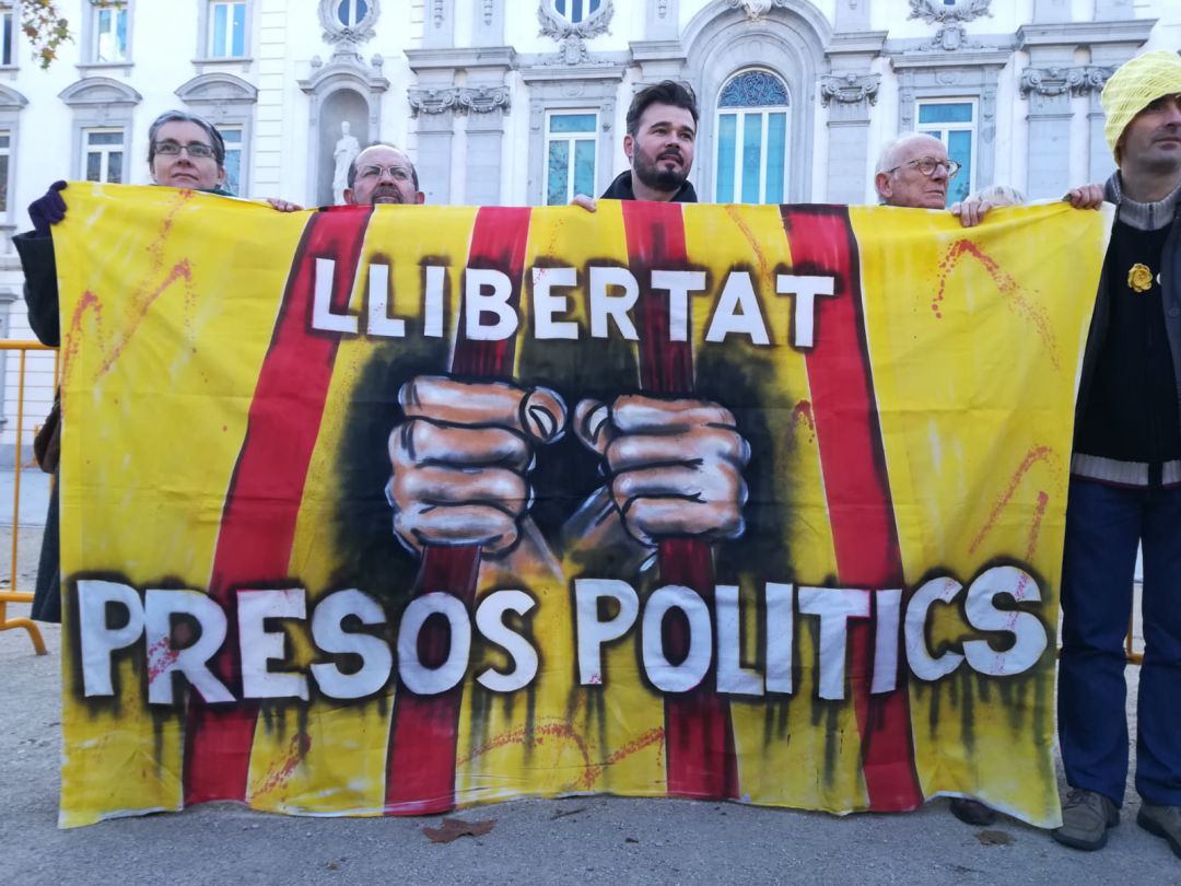 Rufián y manifestantes frente al Tribunal Supremo Rufián y manifestantes frente al Tribunal Supremo