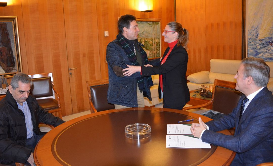 La edil Mari Carmen de España sella el acuerdo con el representante de ADIF para la cesión de la parcela que permitirá a la Generalitat completar la Vía Parque. La edil Mari Carmen de España sella el acuerdo con el representante de ADIF para la cesión de la parcela que permitirá a la Generalitat completar la Vía Parque.