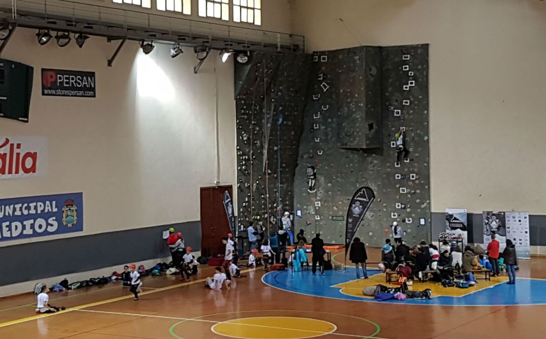 Es la segunda vez en la misma semana que el rocódromo municipal se ve tan lleno. Es la segunda vez en la misma semana que el rocódromo municipal se ve tan lleno.