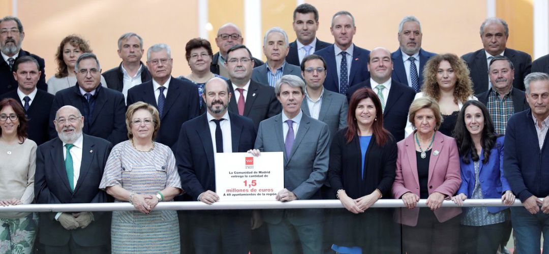 El presidente Ángel Garrido entrega a los alcaldes las ayudas a los pueblos más pequeños de la región El presidente Ángel Garrido entrega a los alcaldes las ayudas a los pueblos más pequeños de la región