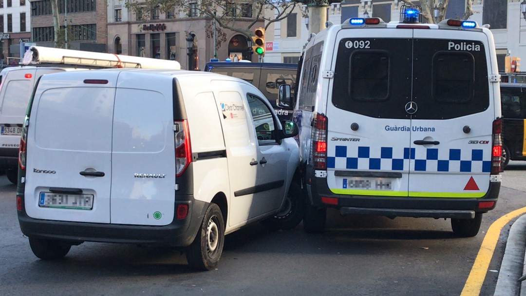 Roba una furgoneta y se choca contra un control antiterrorista en La Rambla