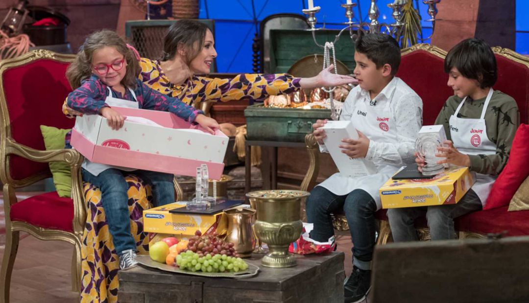 Polémica en las redes por el regalo de Masterchef Junior a una de sus concursantes Polémica en las redes por el regalo de Masterchef Junior a una de sus concursantes