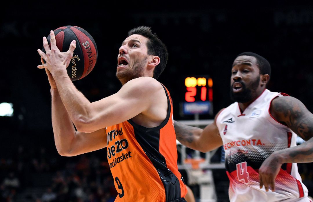 El base belga del Valencia Basket Sam Van Rossom (i) supera al base macedonio del Tecnyconta Zaragoza Bo McCalebb en el partido de liga ACB que se disputa esta noche en el Pabellón Fuente de San Luis. El base belga del Valencia Basket Sam Van Rossom (i) supera al base macedonio del Tecnyconta Zaragoza Bo McCalebb en el partido de liga ACB que se disputa esta noche en el Pabellón Fuente de San Luis.