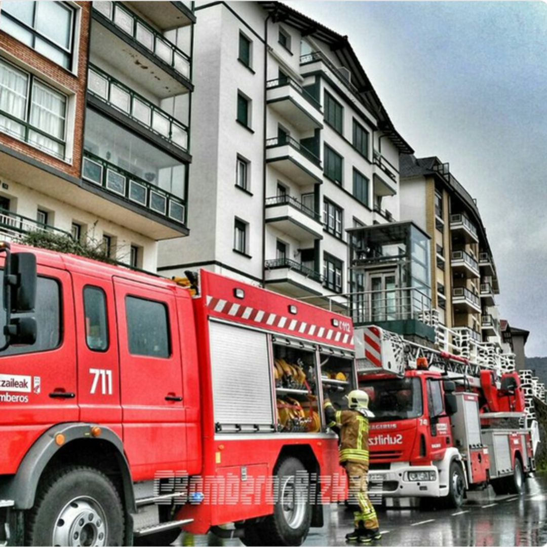 Tres vehículos dañados en Lekeitio por el incendio de un contenedor Tres vehículos dañados en Lekeitio por el incendio de un contenedor