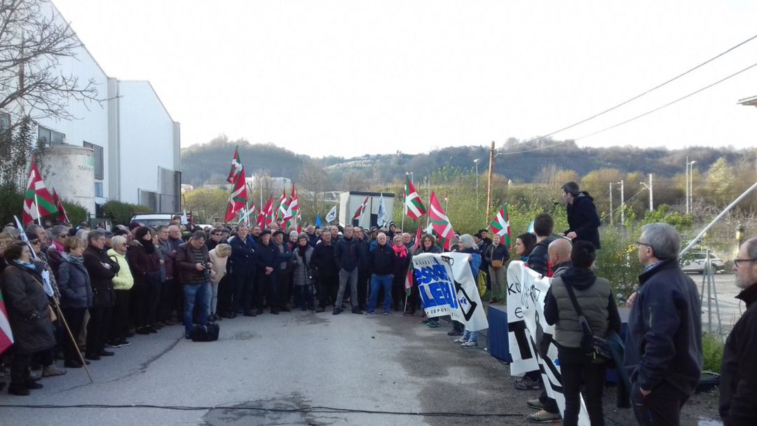 Concentración frente a la cárcel de Martutene convocada por la iniciativa "Kalera Kalera" Concentración frente a la cárcel de Martutene convocada por la iniciativa "Kalera Kalera"