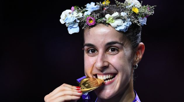 Carolina Marín muerde su medalla de campeona del mundo Carolina Marín muerde su medalla de campeona del mundo