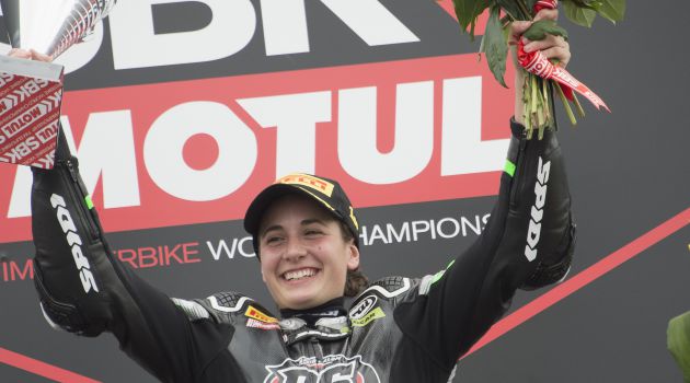 Ana Carrasco celebra la última victoria que le dio el título del Mundial Ana Carrasco celebra la última victoria que le dio el título del Mundial