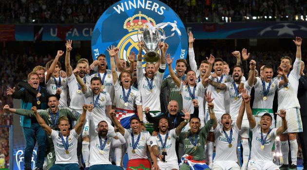 Los jugadores del Real Madrid levantan la Copa de Europa Los jugadores del Real Madrid levantan la Copa de Europa