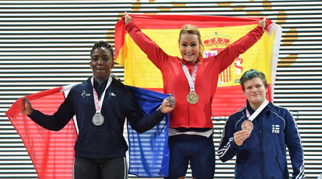 Lydia Valentín posa como campeona del mundo Lydia Valentín posa como campeona del mundo