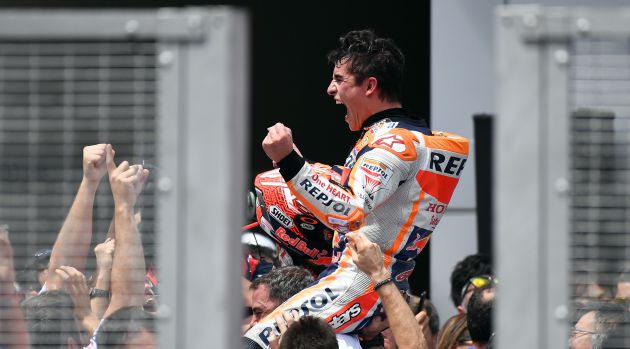 Marc Márquez posa como campeón del mundo Marc Márquez posa como campeón del mundo