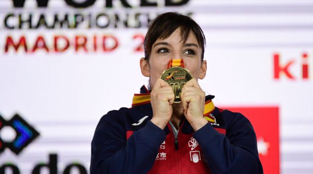 Sandra Sánchez besa su medalla de campeona del mundo Sandra Sánchez besa su medalla de campeona del mundo