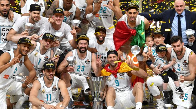 Los jugadores del Real Madrid de baloncesto posan con el título de Euroliga Los jugadores del Real Madrid de baloncesto posan con el título de Euroliga