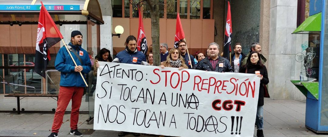 Concentración delante de Atento en A Coruña Concentración delante de Atento en A Coruña