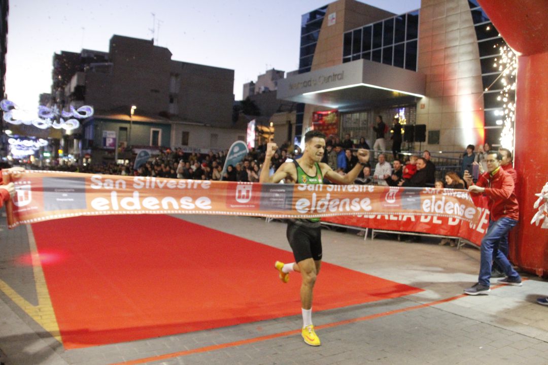 El marroquí Abderrahman El Khayami cruzando la meta en primer lugar El marroquí Abderrahman El Khayami cruzando la meta en primer lugar