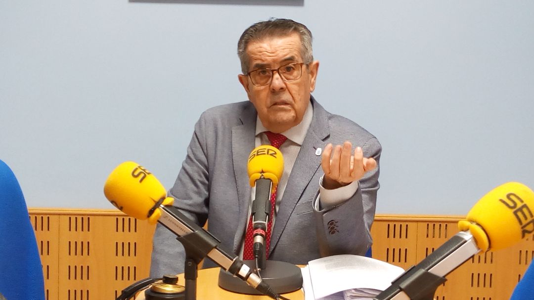 El independiente Fidel Lambás repasa la mala situación por la que pasa el Ayuntamiento medinense El independiente Fidel Lambás repasa la mala situación por la que pasa el Ayuntamiento medinense