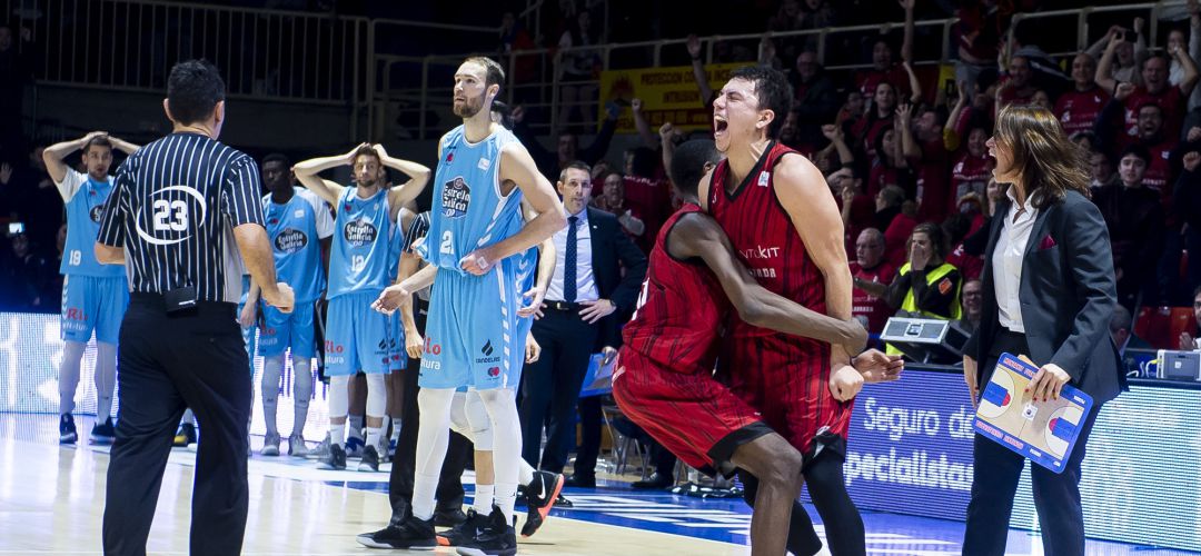 Pako Cruz celebra junto a Maurice Kemp y Anna Montañana el triple desde su campo que llevó el partido a su segunda prórroga mientras los jugadores del Breogán se lamentan en segundo plano. Pako Cruz celebra junto a Maurice Kemp y Anna Montañana el triple desde su campo que llevó el partido a su segunda prórroga mientras los jugadores del Breogán se lamentan en segundo plano.