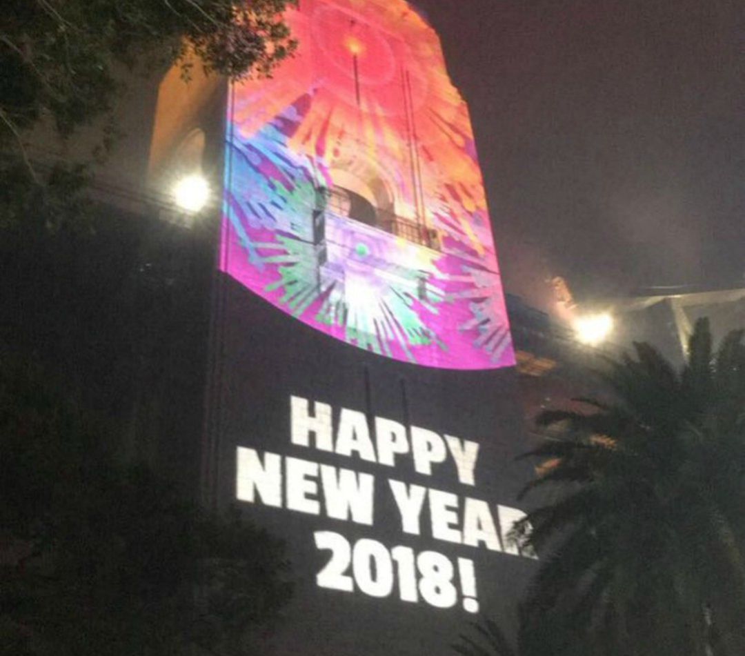 La pantalla con el rótulo felicitando el 2018 La pantalla con el rótulo felicitando el 2018