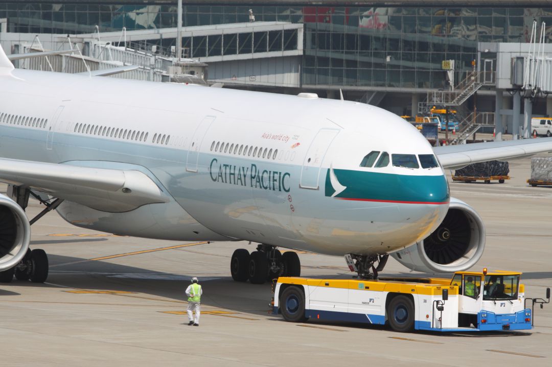 Airbus A330 de Cathay Pacific en el aeropuerto de Hong Kong. Airbus A330 de Cathay Pacific en el aeropuerto de Hong Kong.