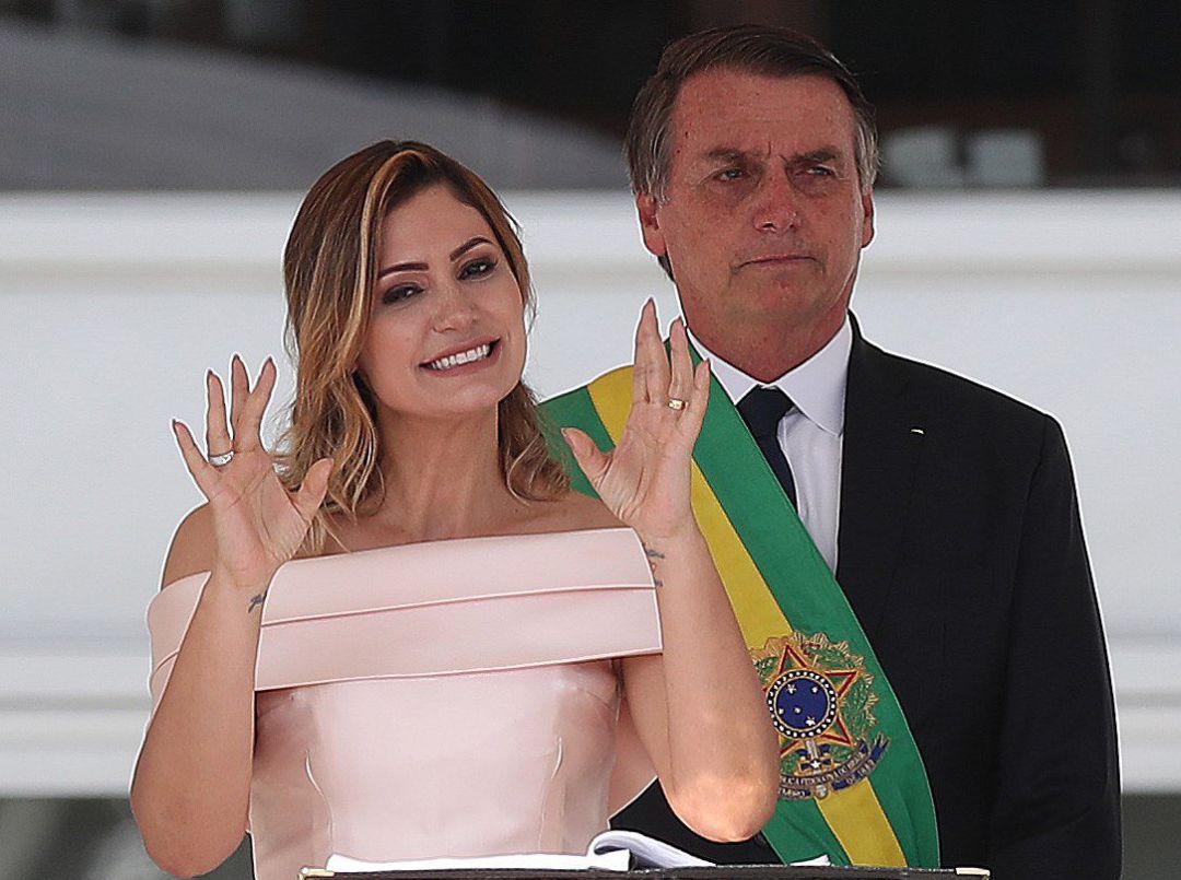 El nuevo presidente de Brasil, Jair Bolsonaro (d), junto a la primera dama, Michelle, quien habló con lengua de señas durante la ceremonia de investidura El nuevo presidente de Brasil, Jair Bolsonaro (d), junto a la primera dama, Michelle, quien habló con lengua de señas durante la ceremonia de investidura